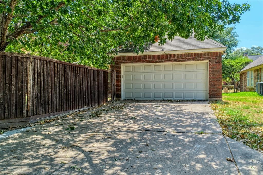 711 Amesbury Dr, Mesquite, TX 75150 photo
