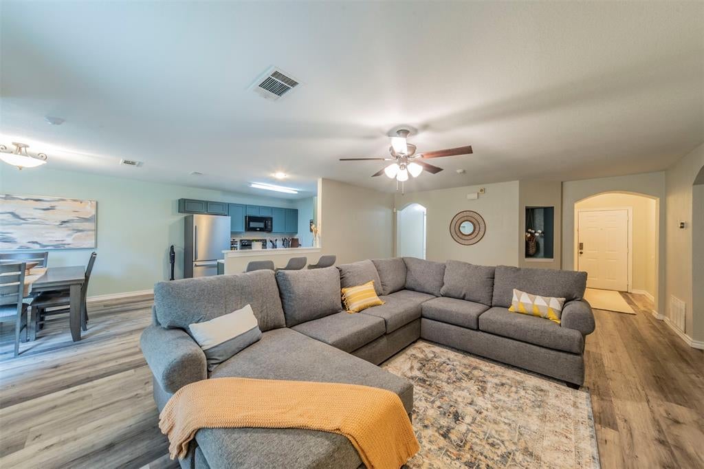 421 Oxford St, Burleson, TX 76028 photo
