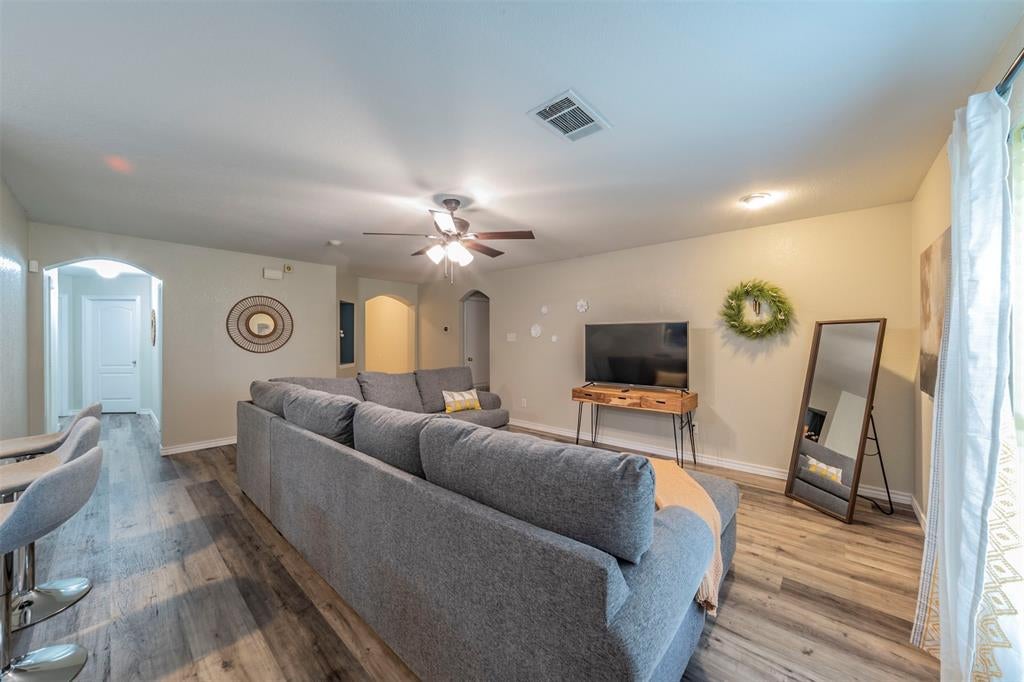 421 Oxford St, Burleson, TX 76028 photo