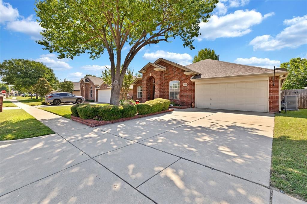 1065 Springhill Dr, Saginaw, TX 76179 photo