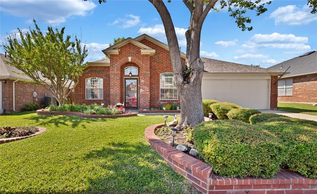 1065 Springhill Dr, Saginaw, TX 76179