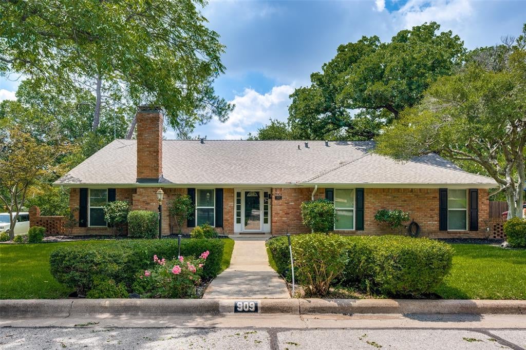 909 Edgecliff Dr, Bedford, TX 76022
