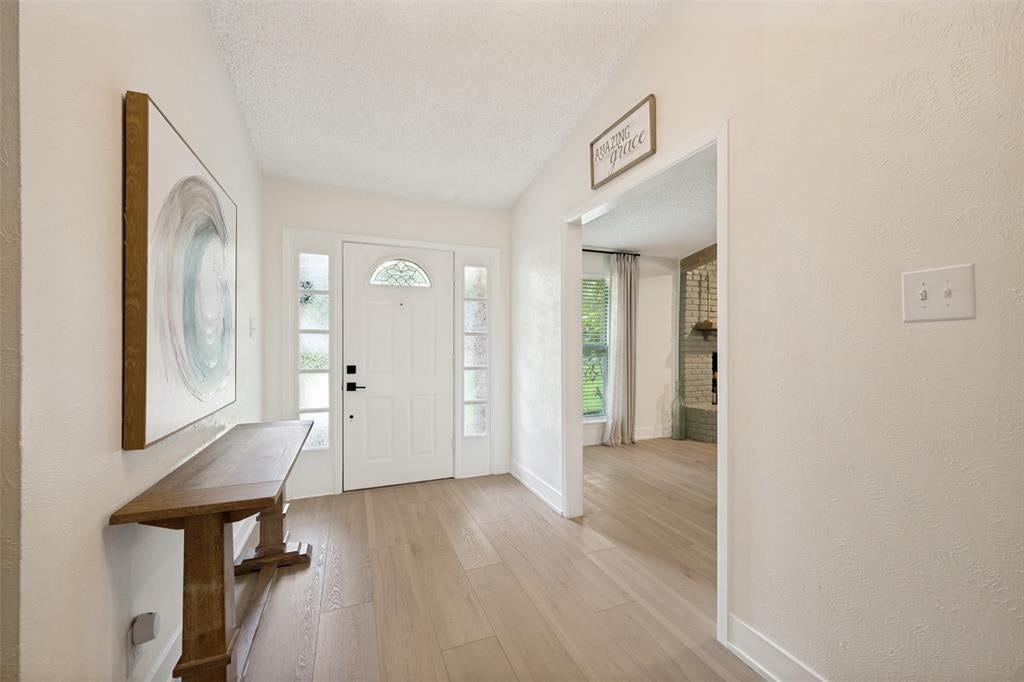 909 Edgecliff Dr, Bedford, TX 76022 photo
