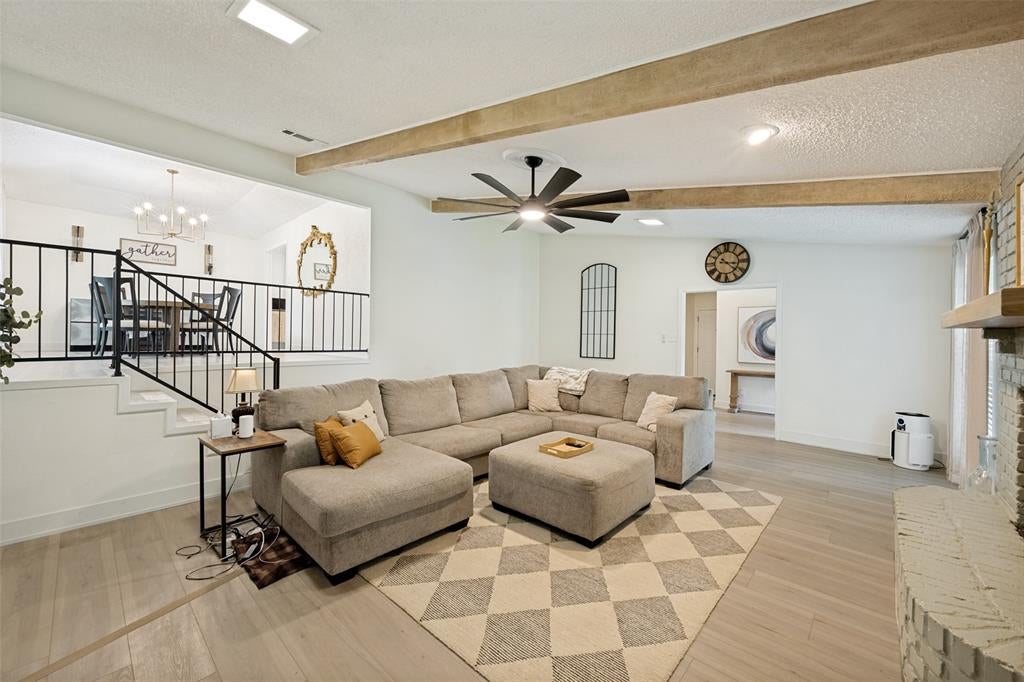 909 Edgecliff Dr, Bedford, TX 76022 photo