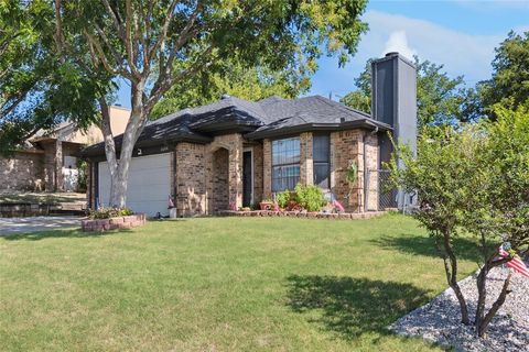 Single Family Residence in Fort Worth TX 6604 Roxanne Way.jpg