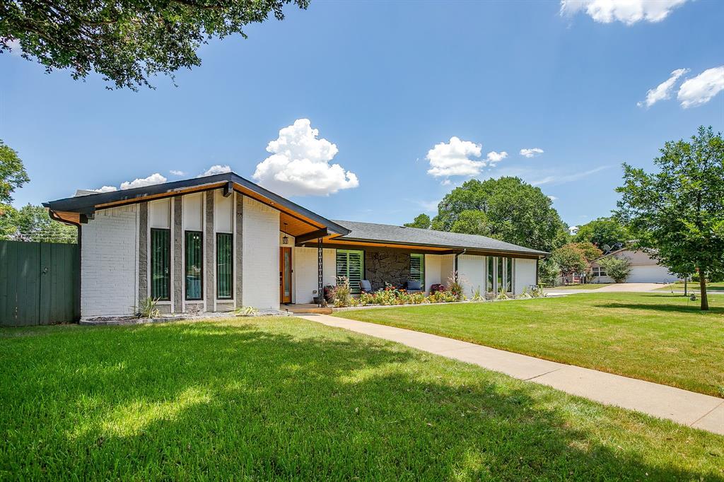 400 Glenn Dr, Hurst, TX 76053