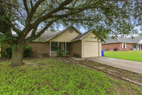 Single Family Residence in Krum TX 220 Brook Circle.jpg