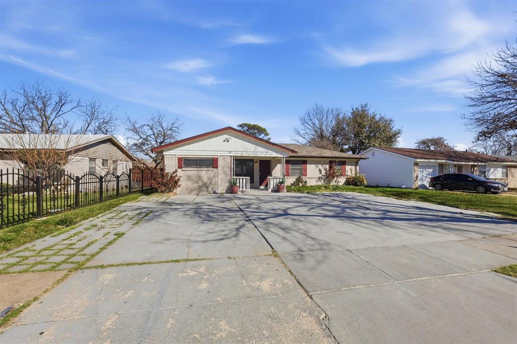 242 Cober Dr, Grand Prairie, TX 75051