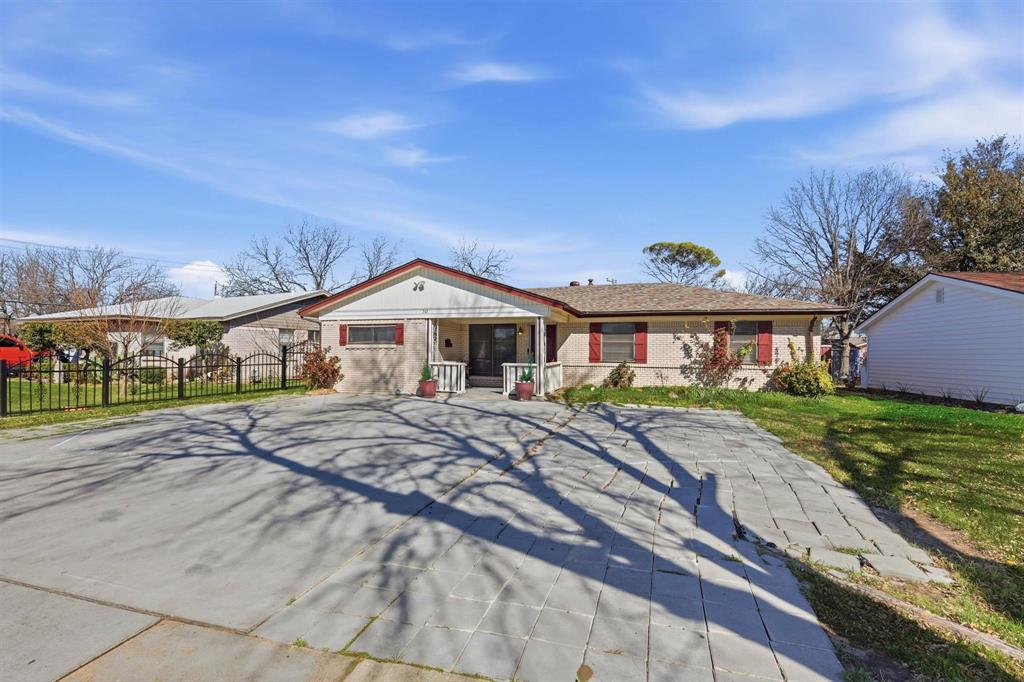 242 W Cober Dr, Grand Prairie, TX 75051 photo