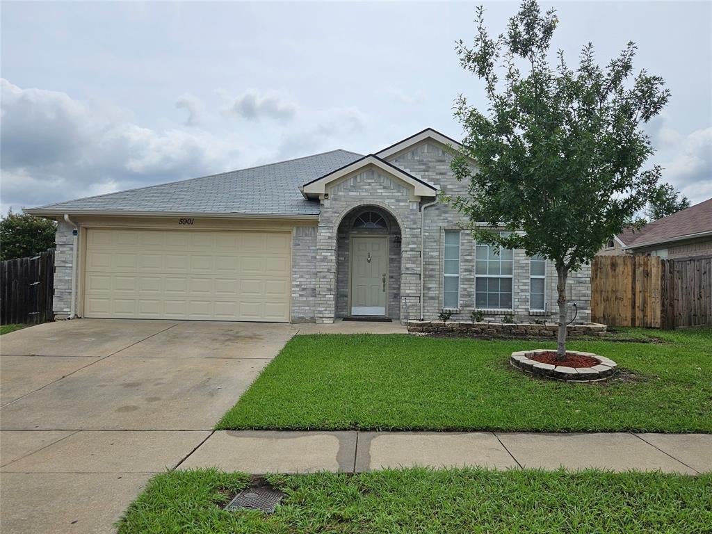5901 Rising Meadow Dr, Arlington, TX 76018