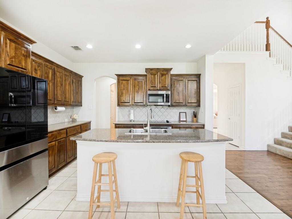 3019 Riverwood Ln, Grand Prairie, TX 75052 photo