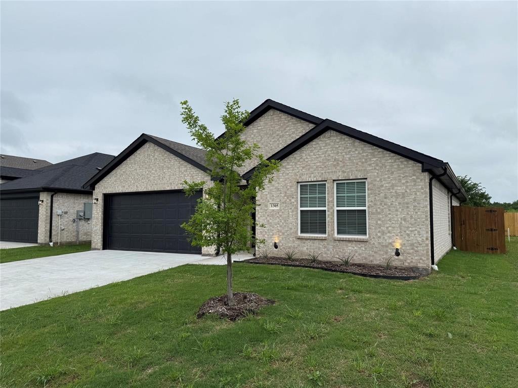 1305 Brad Kellar Dr, Greenville, TX 75402 photo