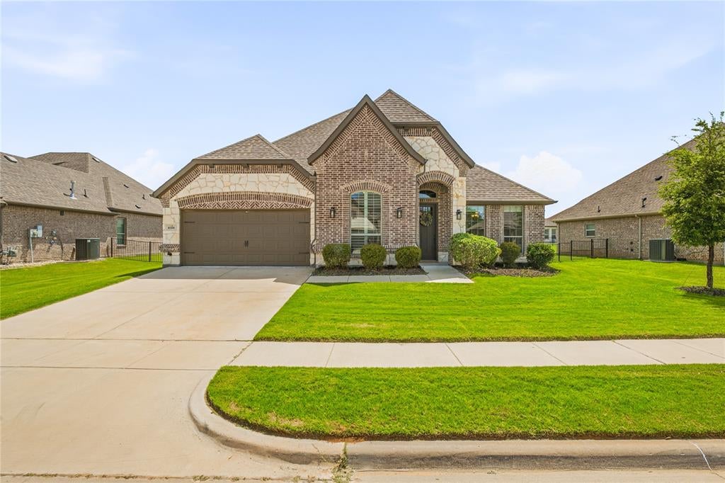1086 Mickelson Dr, Granbury, TX 76048