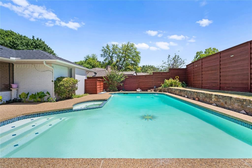 1315 Winding Brook Dr, Desoto, TX 75115