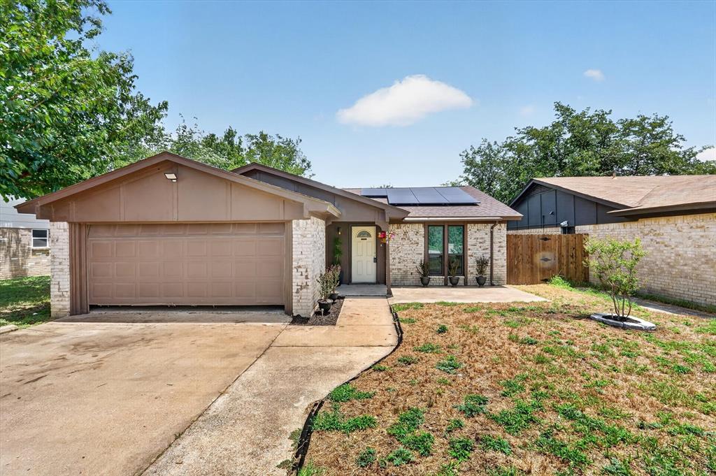 624 Hallvale Dr, White Settlement, TX 76108