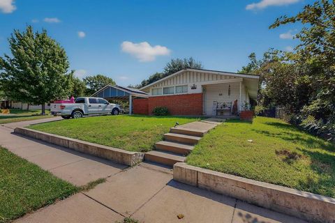 Single Family Residence in Arlington TX 701 Hillcrest Drive.jpg