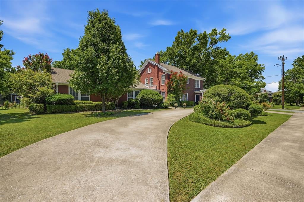 221 W 5 St, Bonham, TX 75418 photo