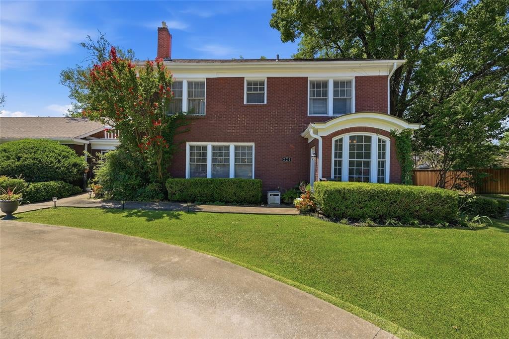 221 W 5 St, Bonham, TX 75418 photo
