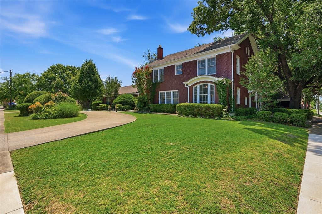 221 5 St, Bonham, TX 75418