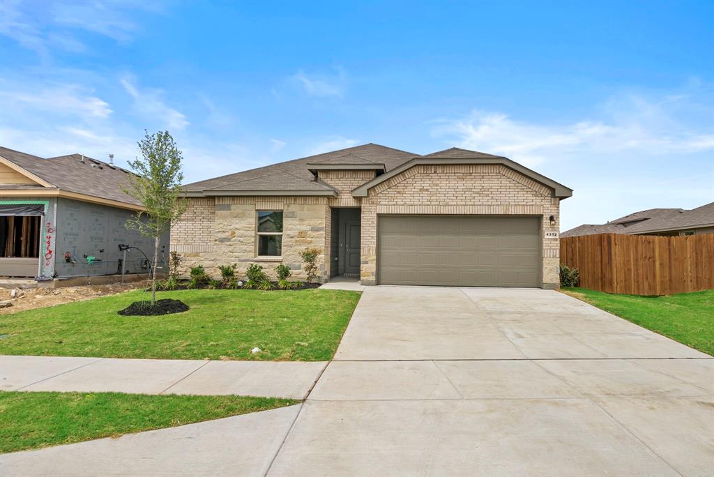 9409 Mint Hill Dr, Fort Worth, TX 76108