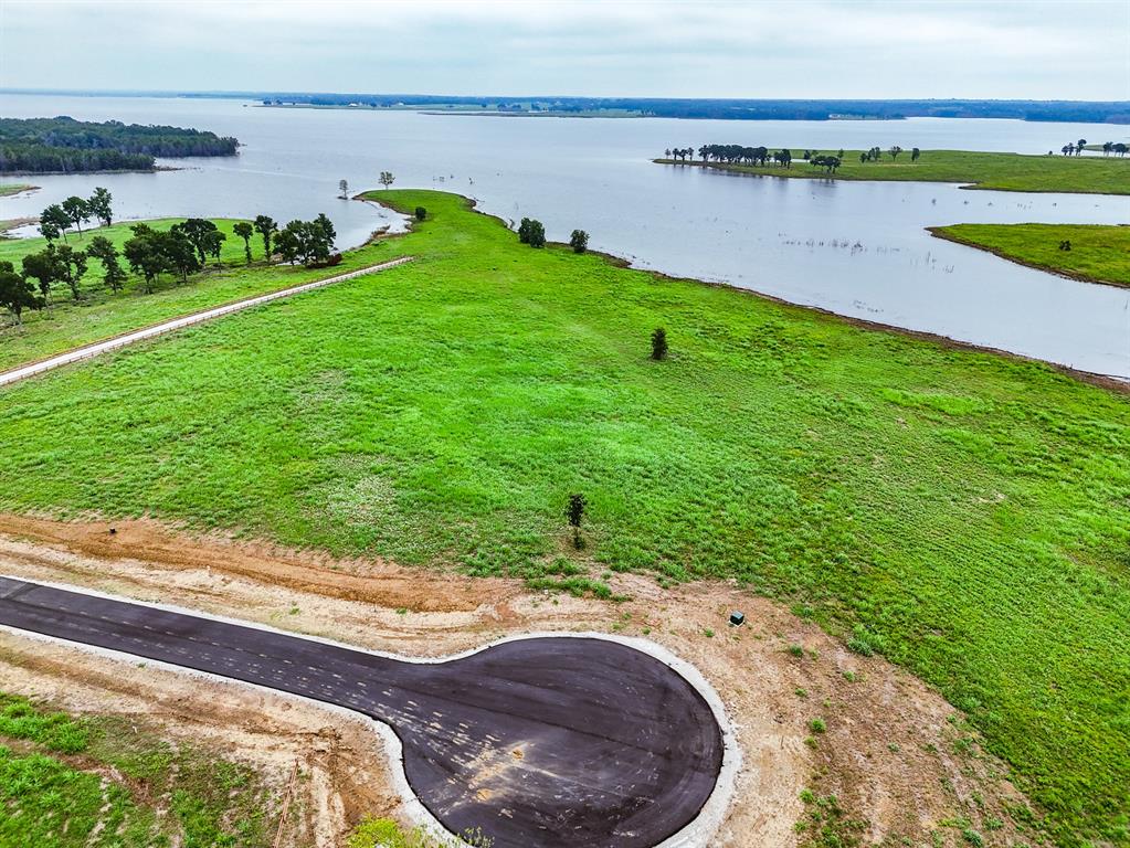 204 Lakeshore Ln, Windom, TX 75492
