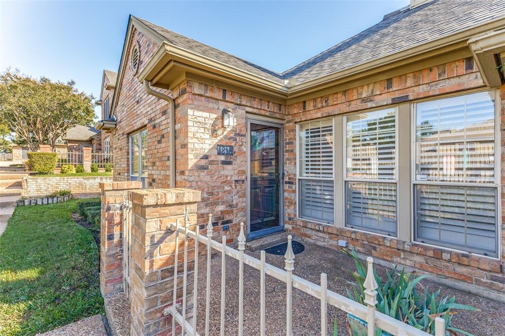 1218 Wooded Trl, Hurst, TX 76053