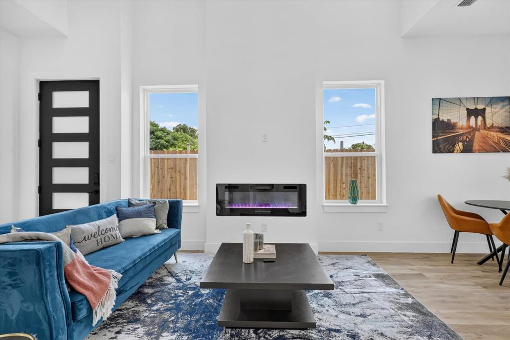 520 Woodbine Ave, Dallas, TX 75203 photo