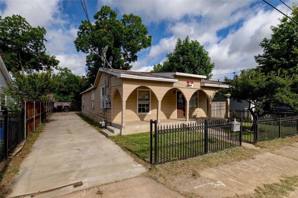 3219 N Winnetka Ave, Dallas, TX 75212 photo