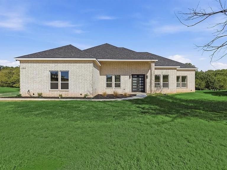 2304 Candlestick Dr, Granbury, TX 76049