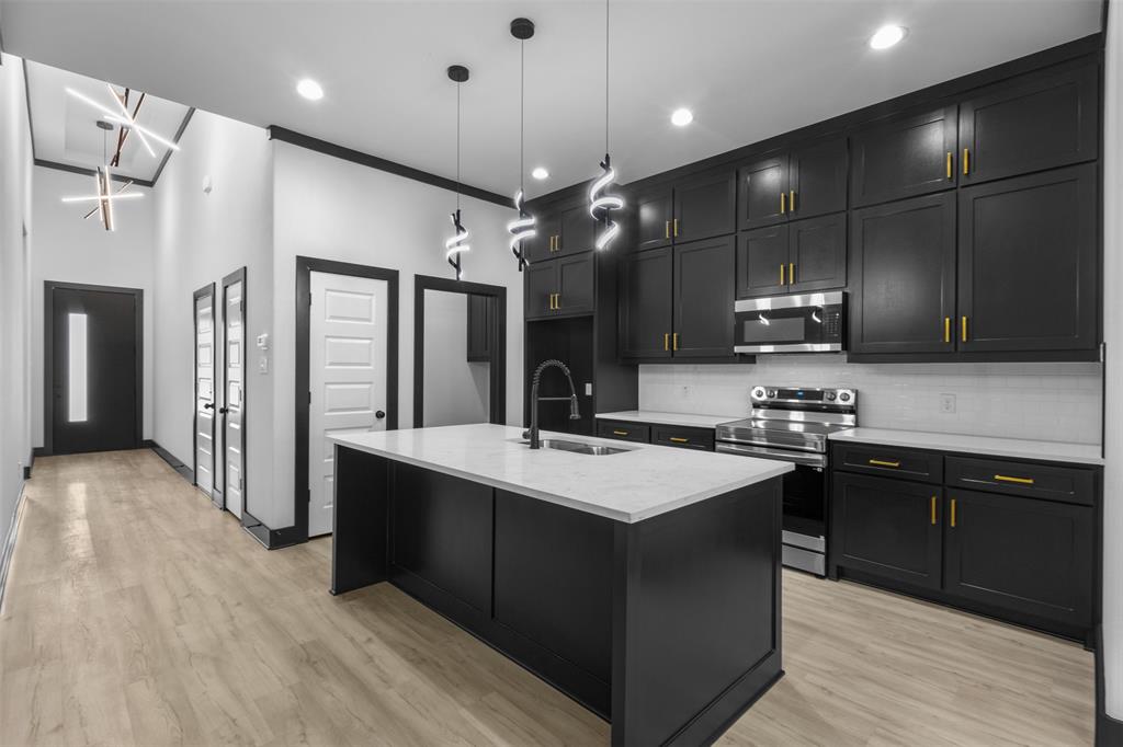 613 N Dwight Ave, Dallas, TX 75211 photo