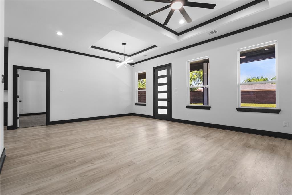 613 N Dwight Ave, Dallas, TX 75211 photo
