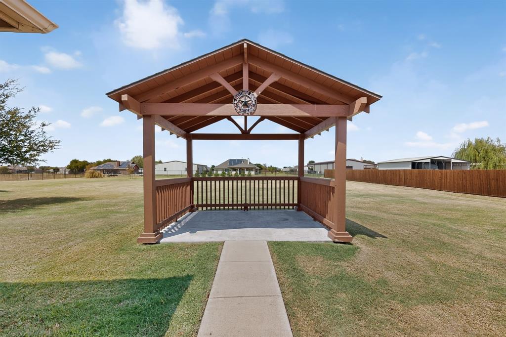 320 Brooks Dr, Nevada, TX 75173 photo
