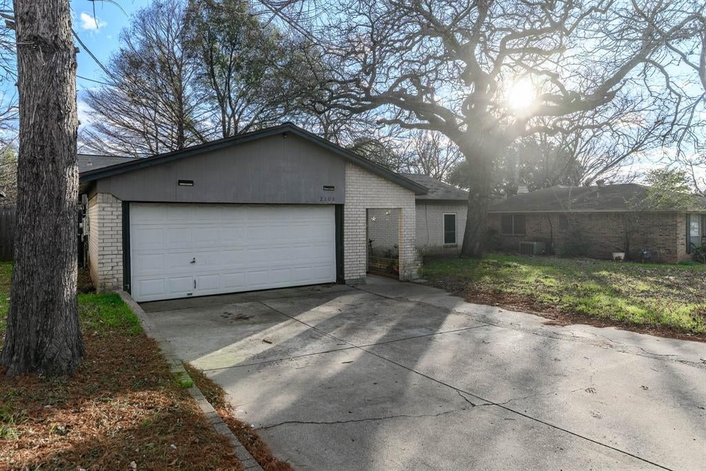 2108 Warwick Dr, Arlington, TX 76015 photo