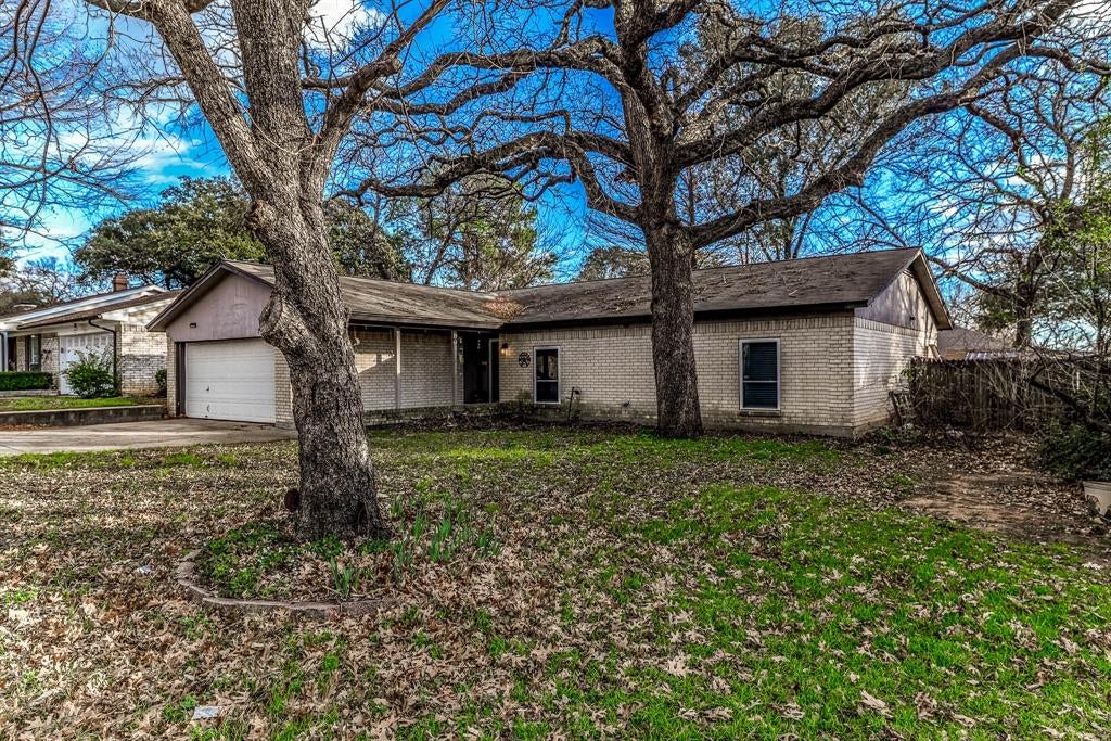 2108 Warwick Dr, Arlington, TX 76015