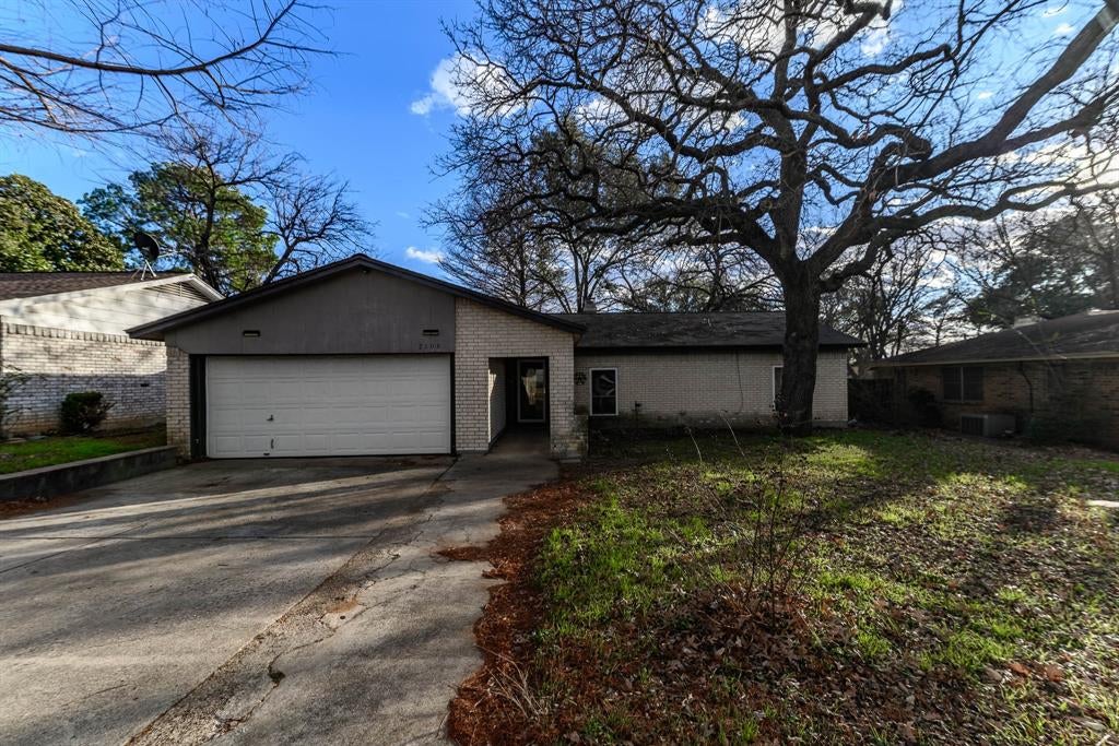 2108 Warwick Dr, Arlington, TX 76015 photo