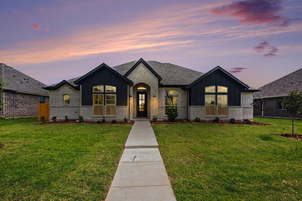 1913 Barrix Ln, Desoto, TX 75115