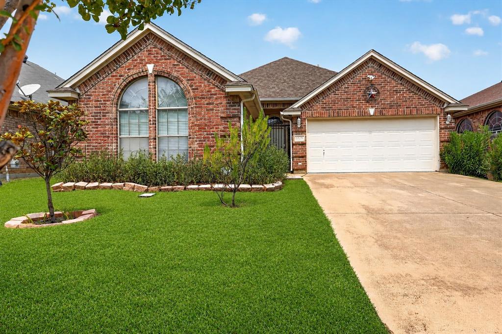 8955 River Falls Dr, Fort Worth, TX 76118
