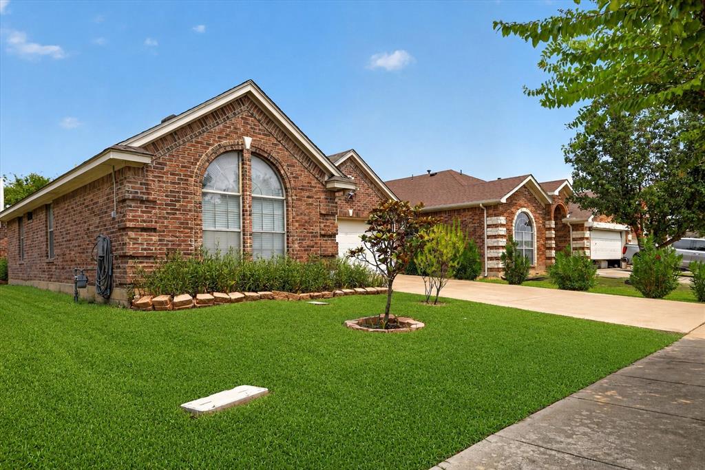 8955 River Falls Dr, Fort Worth, TX 76118 photo
