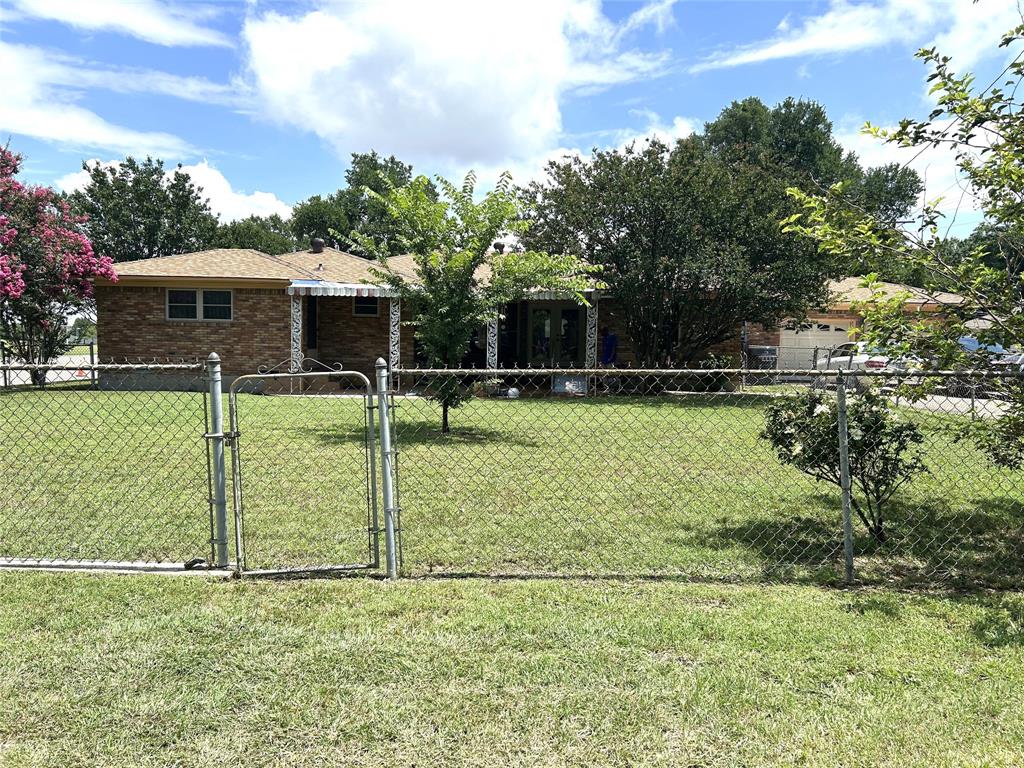 105 Lindenwood Dr, Lancaster, TX 75134 photo