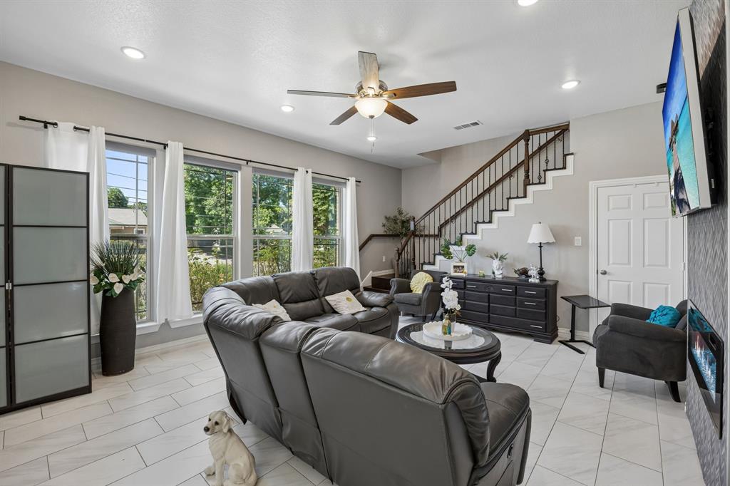 431 W Pioneer Dr, Irving, TX 75061 photo