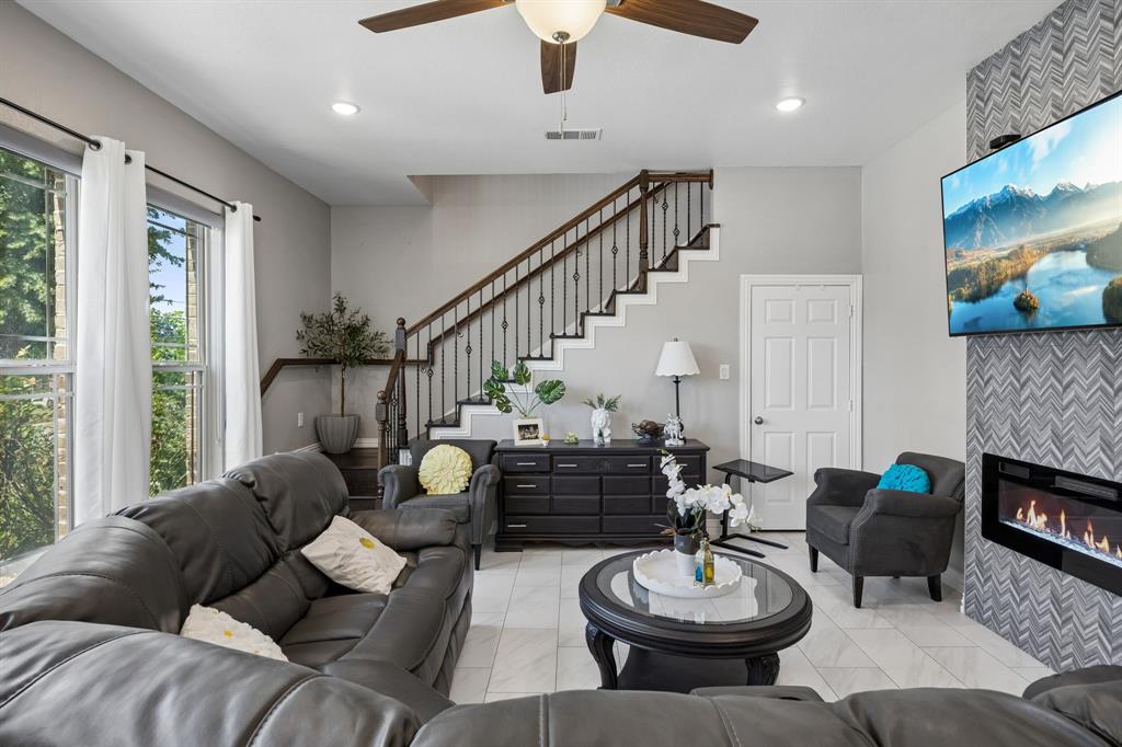 431 W Pioneer Dr, Irving, TX 75061 photo