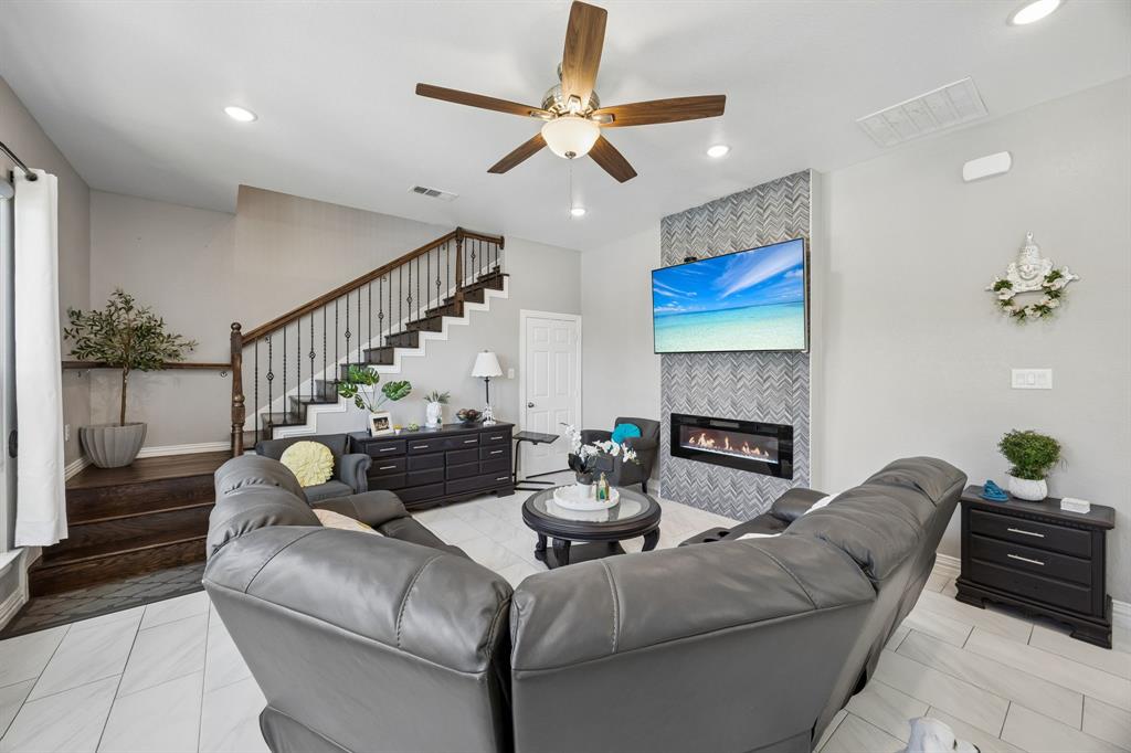 431 W Pioneer Dr, Irving, TX 75061 photo