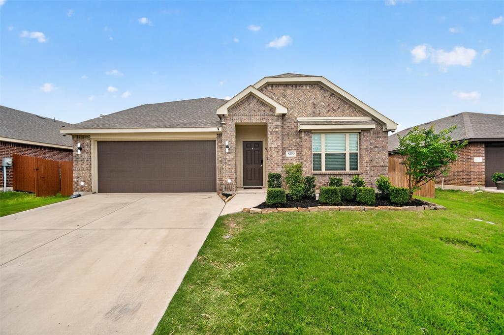 809 Cloverwood Dr, Fort Worth, TX 76036