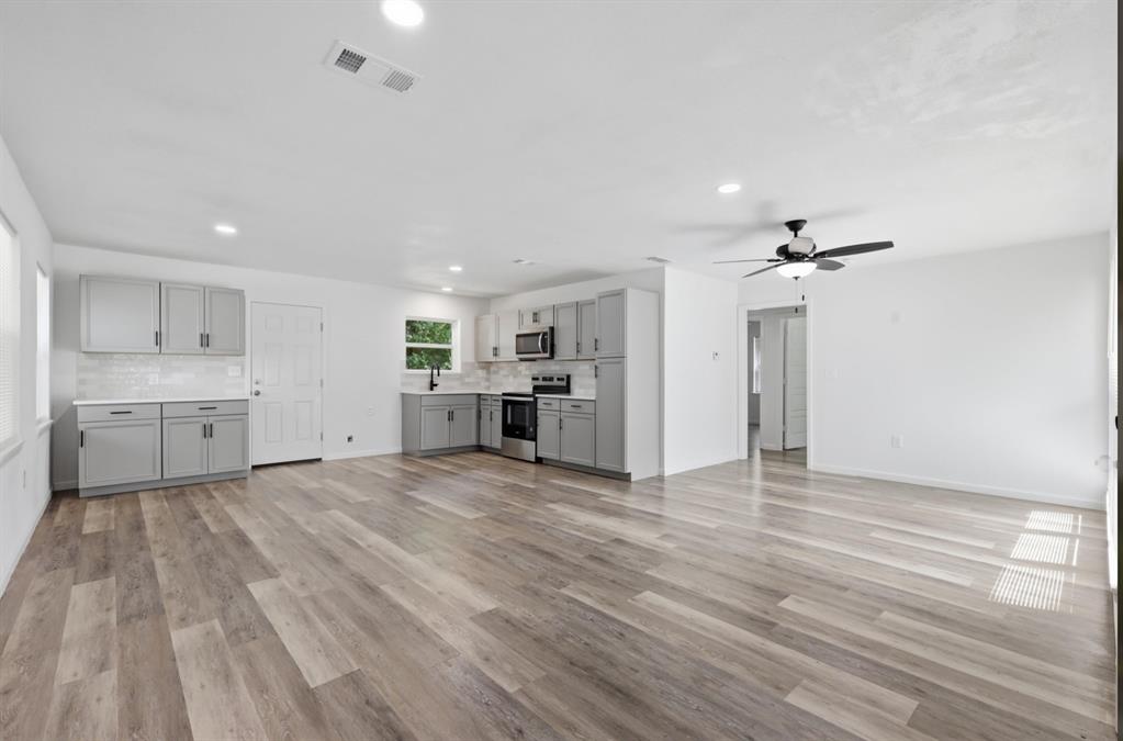 810 Carrier Pkwy, Grand Prairie, TX 75050