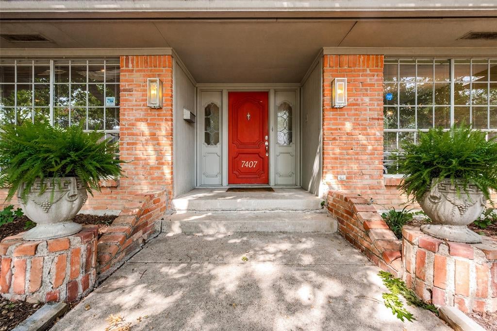 7407 Meadow Oaks Dr, Dallas, TX 75230 photo