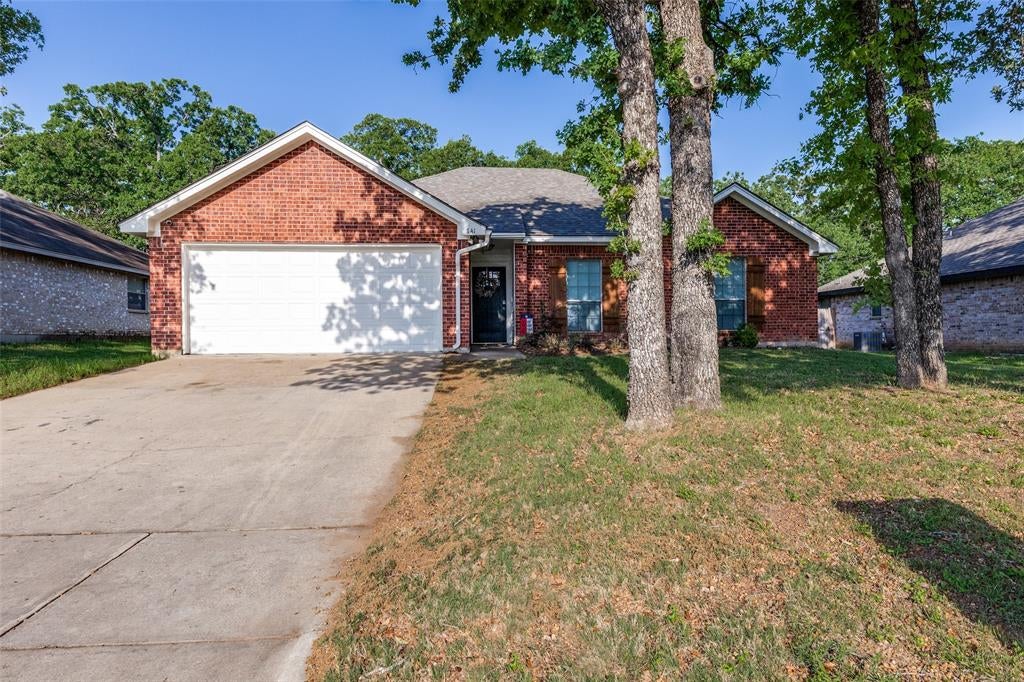741 Oak Park Dr, Azle, TX 76020