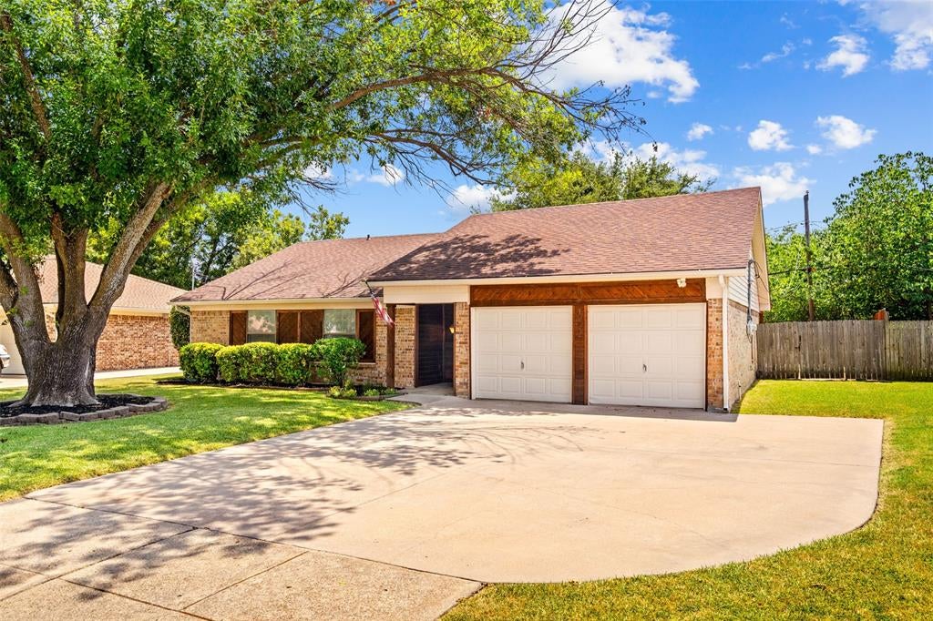 1032 Kane St, Benbrook, TX 76126