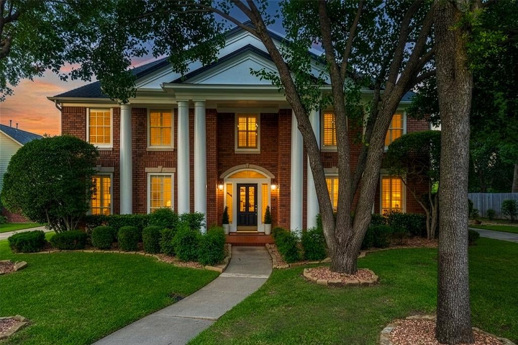 585 Oak Hill Dr, Southlake, TX 76092