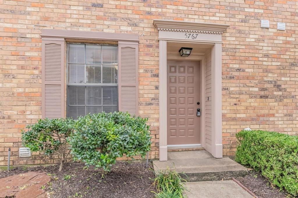 5765 Shadydell Dr, Fort Worth, TX 76135 photo