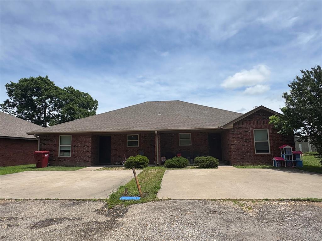 160 Bell St, Blossom, TX 75416